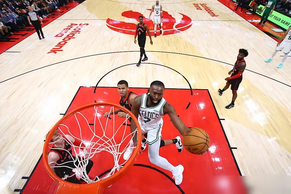 猛龙主场大胜森林狼，凯尔-洛瑞表现出色砍下20+10