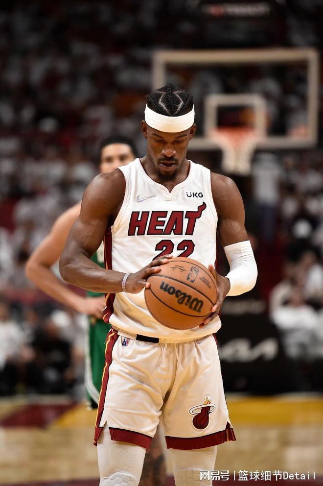 熊猫体育平台-队长独揽45分绿军获胜