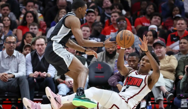 火箭队主场迎战马刺队 火箭队主场迎战马刺队