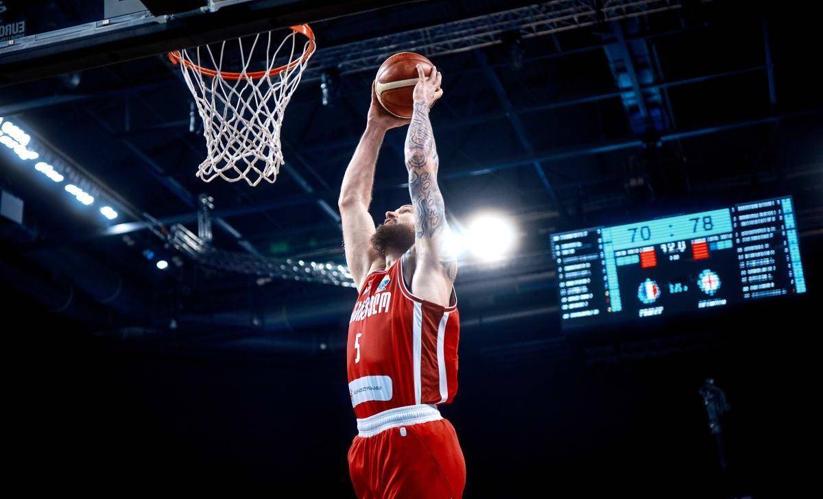 雄鹿再胜马刺，米德尔顿30分表现抢眼