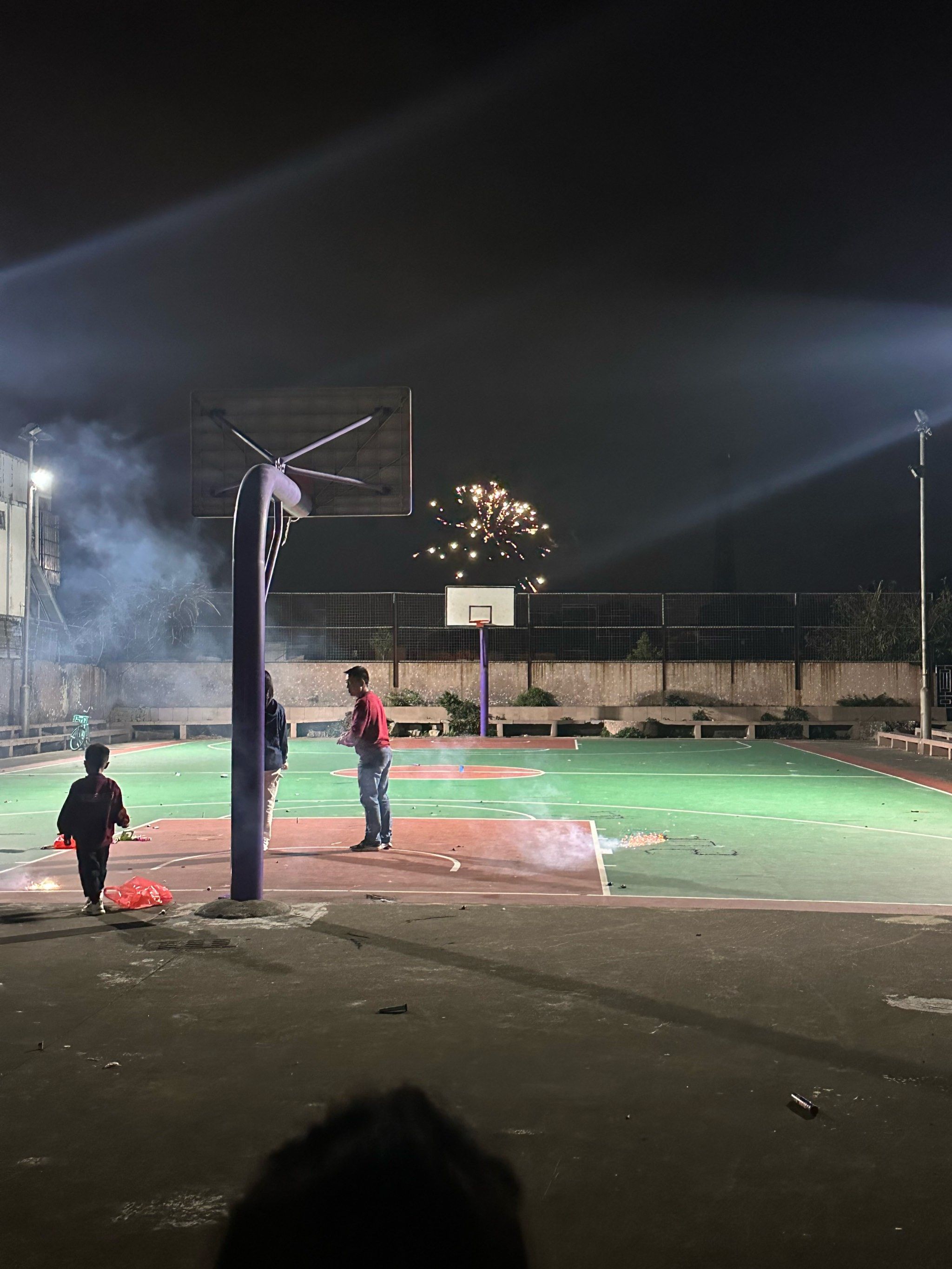 热情澎湃的球场氛围点燃了观众的热情